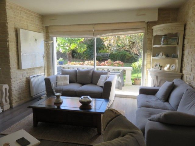 VENDU 6 FONTAINE LA MALLET PROX. PLACE  Nichée dans un beau jardin arboré sur sous sol complet 